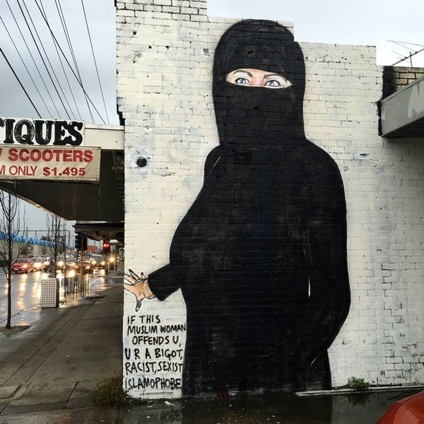 © Reuters. طمس جدارية لكلينتون وهي ترتدي لباس بحر ثم بعد ذلك نقاب في استراليا