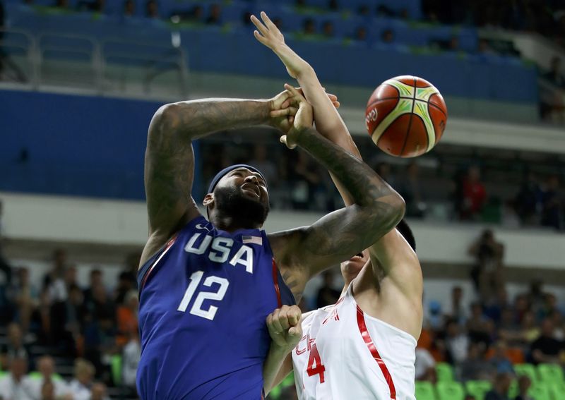 © Reuters. EEUU vapulea a China en baloncesto, Venezuela cae en vuelta a competencia olímpica