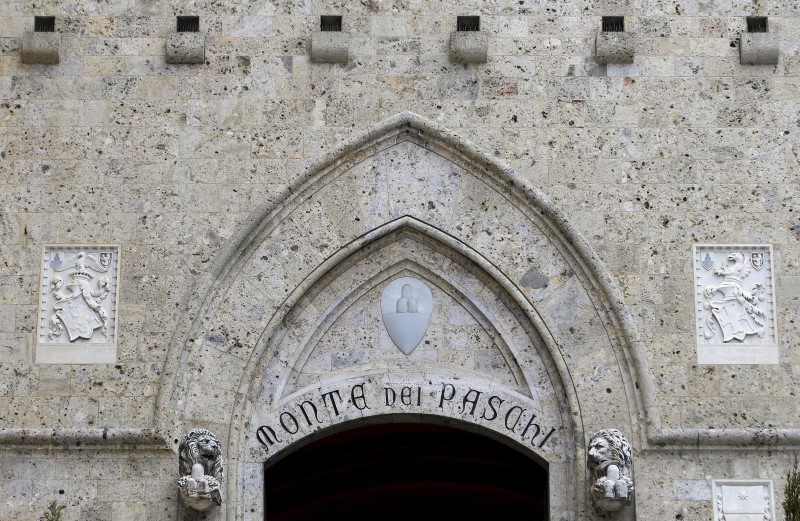 © Reuters. The entrance of the Monte dei Paschi bank headquarters is seen in Siena