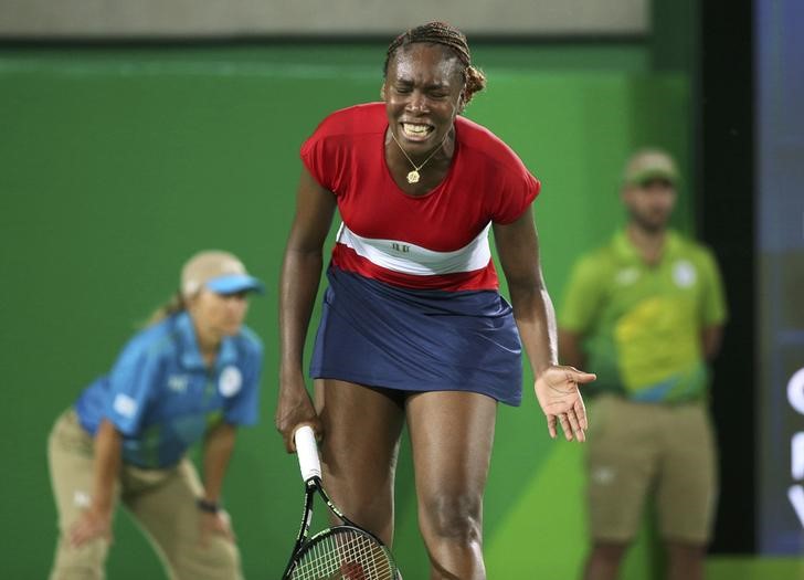 © Reuters. Venus Williams e Ivanovic, eliminadas en tenis individual en primera ronda