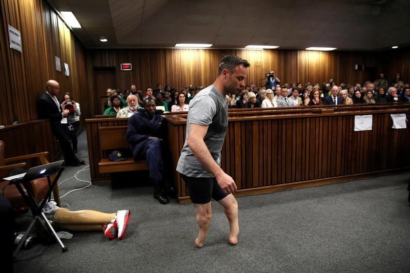 © Reuters. Pistorius, tratado por heridas menores en las muñecas, niega intento de suicidio