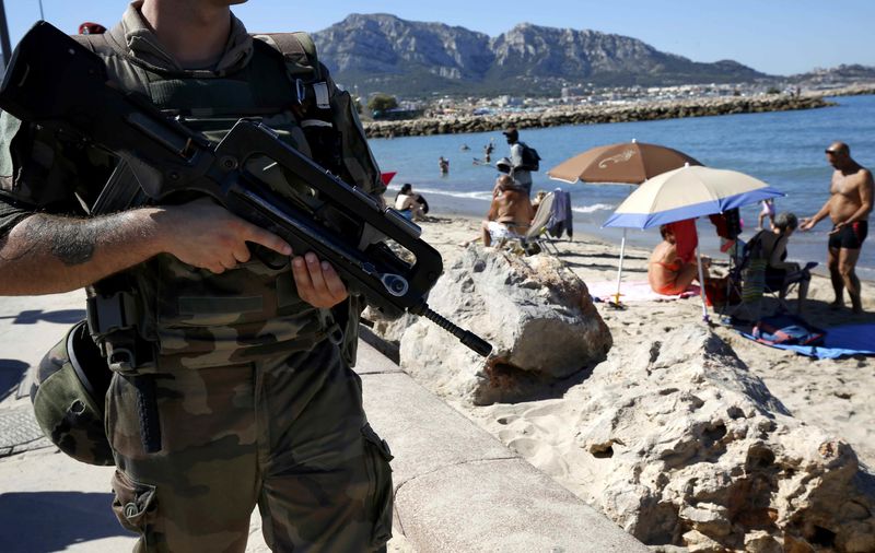 © Reuters. French soldiers patrol on the beach of Marseille