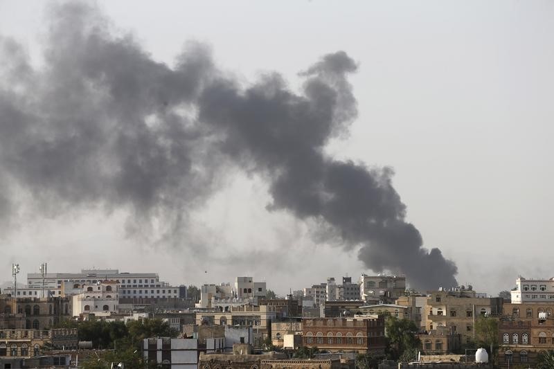 © Reuters. سكان: التحالف بقيادة السعودية يشن 30 ضربة جوية على اليمن