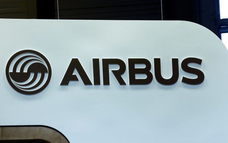 © Reuters. A Airbus logo is pictured on the company booth during the European Business Aviation Convention & Exhibition (EBACE) at Cointrin airport in Geneva