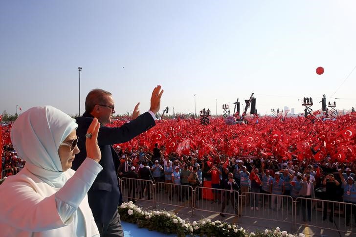 © Reuters. إردوغان ينتقد ألمانيا بعد منعه من التواصل مع مؤيديه عبر الفيديو