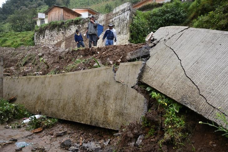 © Reuters. مقتل 18 في شرق المكسيك جراء انهيارات طينية سببتها عاصفة