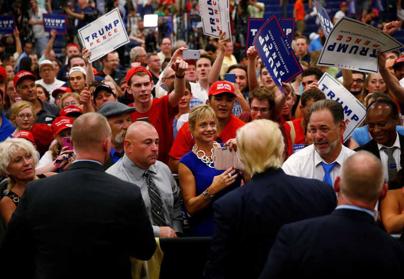 © Reuters. En la imagen, Trump asiste a un evento de campaña en una escuela secundaria en Windham, Nuevo Hampshire. 6 de agosto, 2016.
