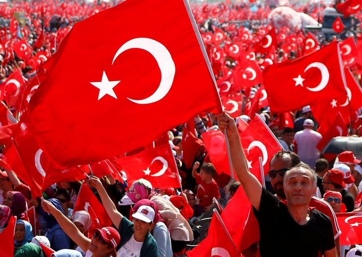 © Reuters. Cientos de banderas turcas son agitadas durante la marcha "Democracia y Mártires"  en Estambul