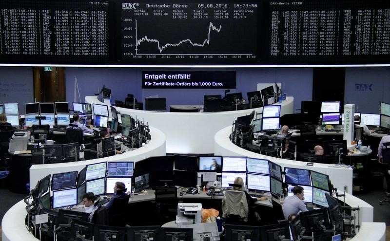 © Reuters. Las bolsas europeas suben de la mano del sector bancario