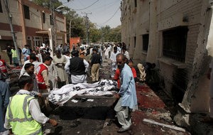 © Reuters. Una bomba mata al menos a 30 personas en un hospital de Pakistán