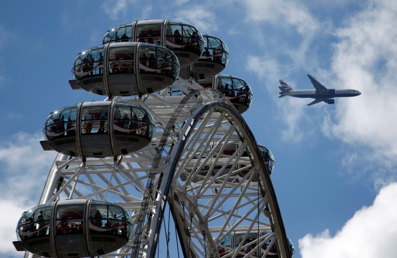 © Reuters. Las reservas de vuelos a Reino Unido crecen tras caer la libra por el Brexit