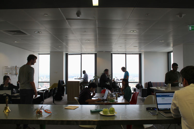 © Reuters. People are seen in the Level39 FinTech hub based in the One Canada Square tower of the Canary Wharf district of London