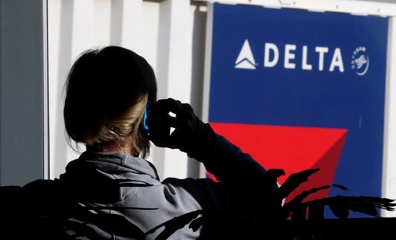 © Reuters. Un passeggero davanti al gate di Delta Airlines in un'immagine d'archivio