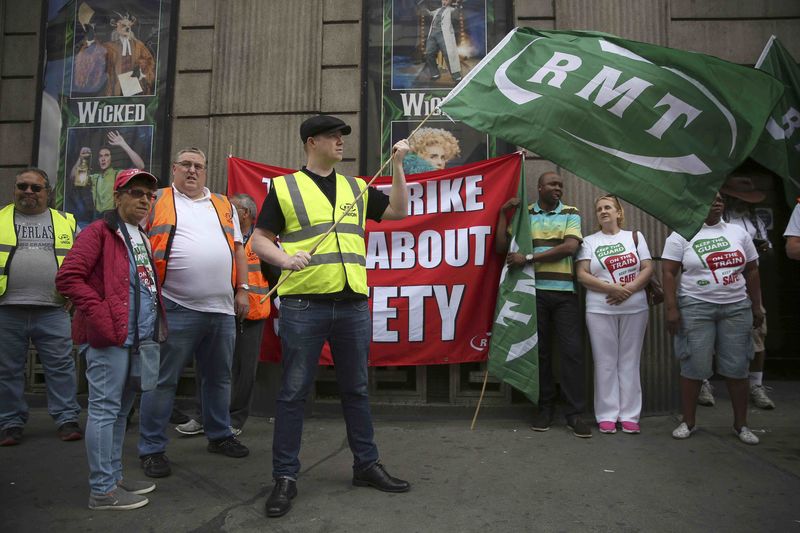 © Reuters. Members of the National Union of Rail, Maritime and Transport Workers (RMT) picket at Victoria Station in London