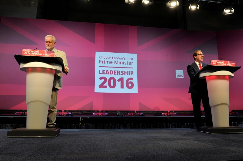 © Reuters. Labour Party leadership challenger Owen Smith speaks during a debate against Labour leader Jeremy Corbyn in the first hustings event of the Labour leadership campaign in Cardiff