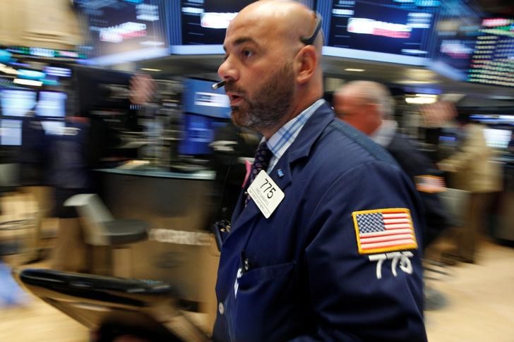 © Reuters. Traders work on the floor of the New York Stock Exchange