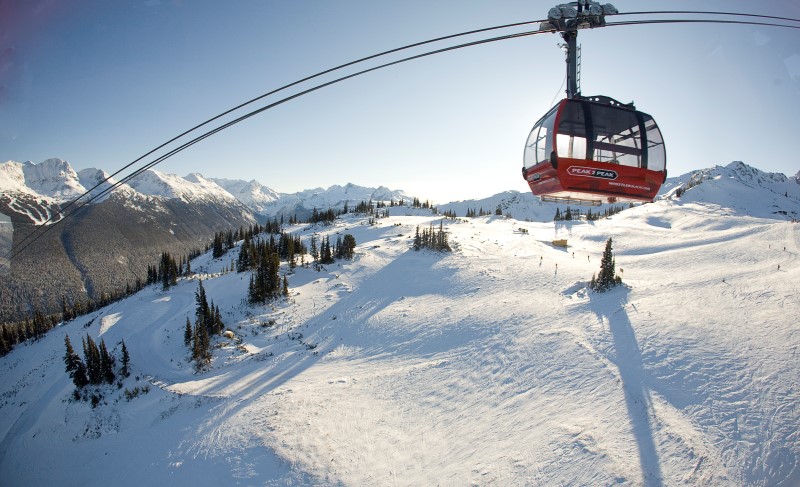 © Reuters. The Peak 2 Peak gondola passes between Whistler and Blackcomb mountains in Whistler