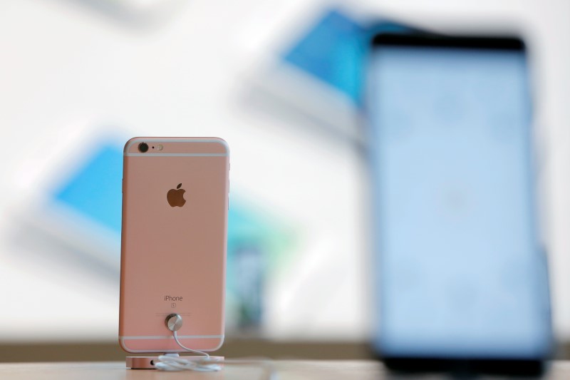 © Reuters. iPhones sit on display during a preview event at the new Apple Store Williamsburg in Brooklyn, New York