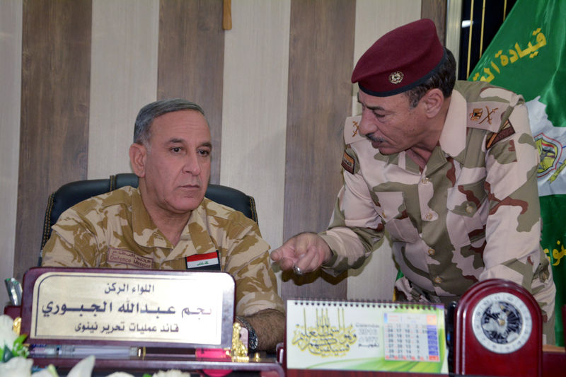 © Reuters. Nineveh Operations Commander Major General Najm al-Jubbouri talks with Iraqi Defence Minister Khaled al-Obeidi during his visit to the Nineveh Liberation Operations Command at Makhmour base, south of Mosul