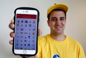 © Reuters. Nick Johnson, the first person to beat "Pokemon Go" and capture all 145 Pokemon, poses with his mobile phone showing Pokemon characters he captured in Tokyo