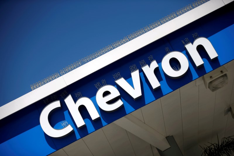 © Reuters. Dow Jones Industrial Average listed company Chevron (CVX)'s logo is seen in Los Angeles