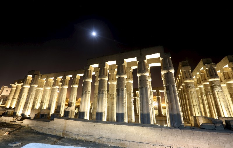 © Reuters. The Temple of Luxor is illuminated at night in Luxor city