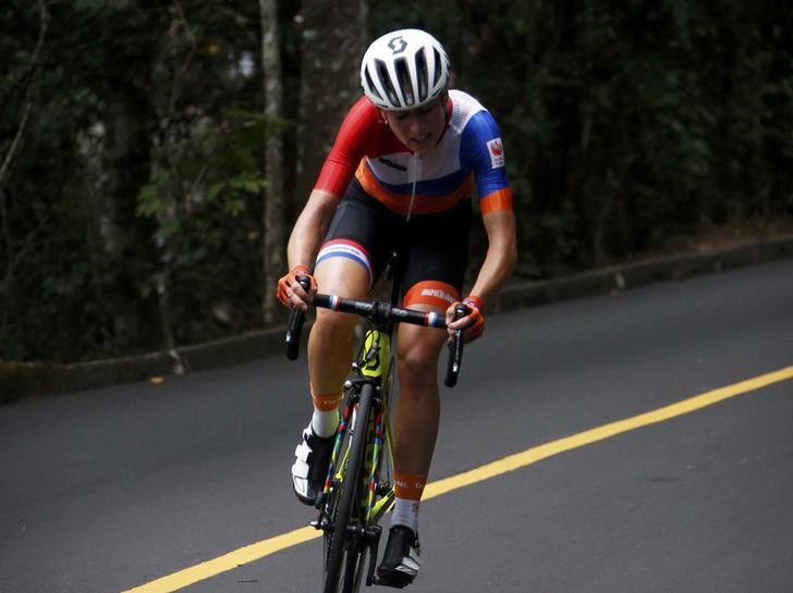 © Reuters. La UCI defiende la carrera en ruta tras fin de semana con accidentes