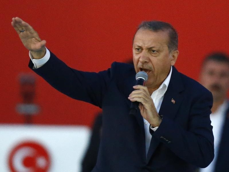 © Reuters. تحليل-إعادة أتاتورك إلى المشهد رمز لهشاشة وحدة تركيا بعد الانقلاب