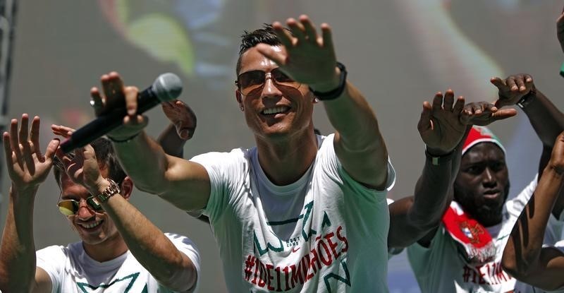 © Reuters. Cristiano Ronaldo and Portugal's Euro 2016 team celebrate with fans in Lisbon