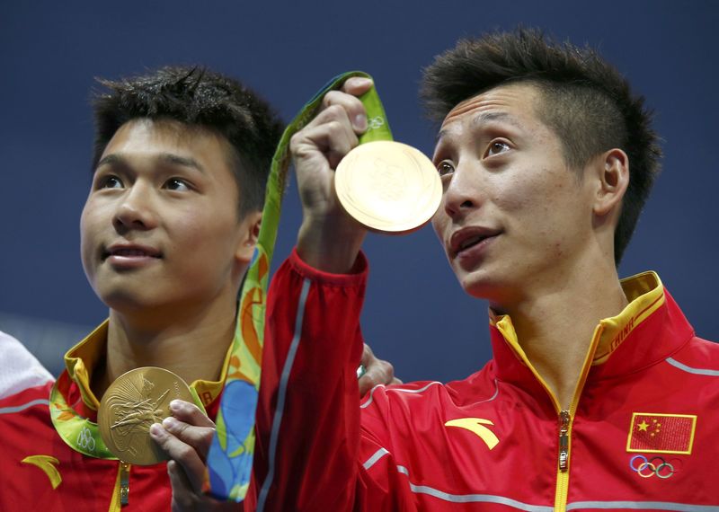 © Reuters. الصين تفوز بذهبية الغطس المتزامن من ارتفاع عشرة أمتار في ريو