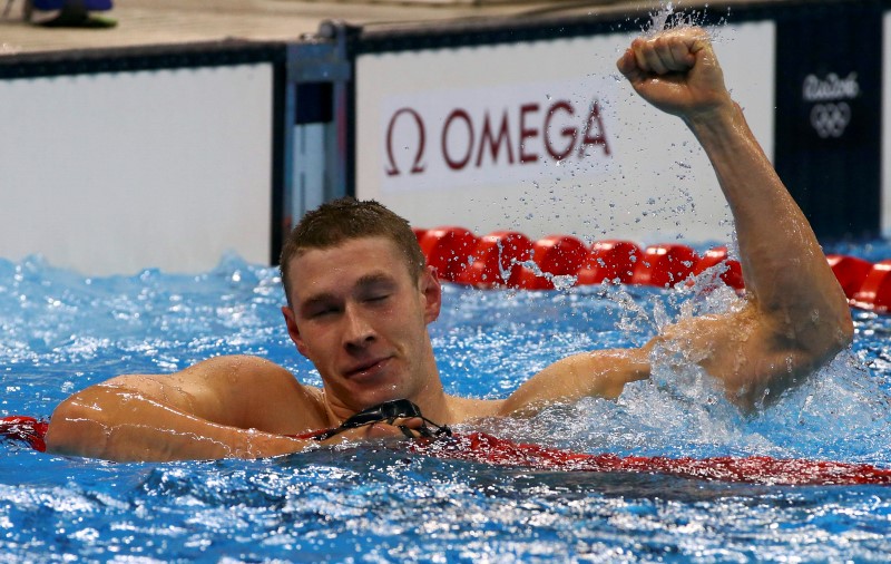 © Reuters. ميرفي يحافظ على هيمنة أمريكا على سباق 100 متر لسباحة الظهر بالاولمبياد
