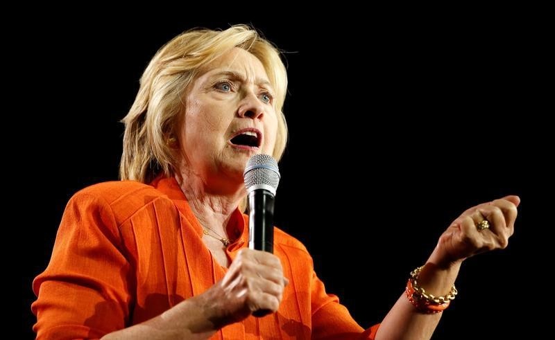 © Reuters. كلينتون تقول إنها لن تشارك في المناظرات الرئاسية