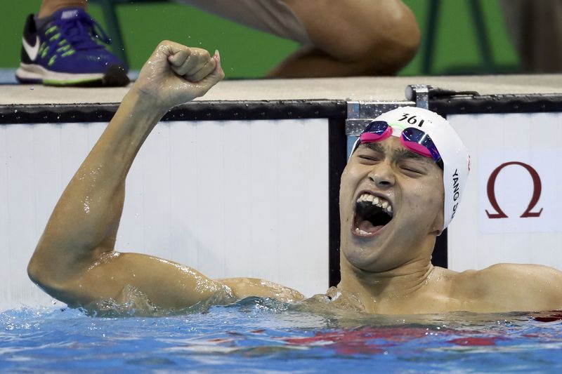 © Reuters. الصيني سون يفوز بذهبية سباق 200 متر حرة رجال في ريو