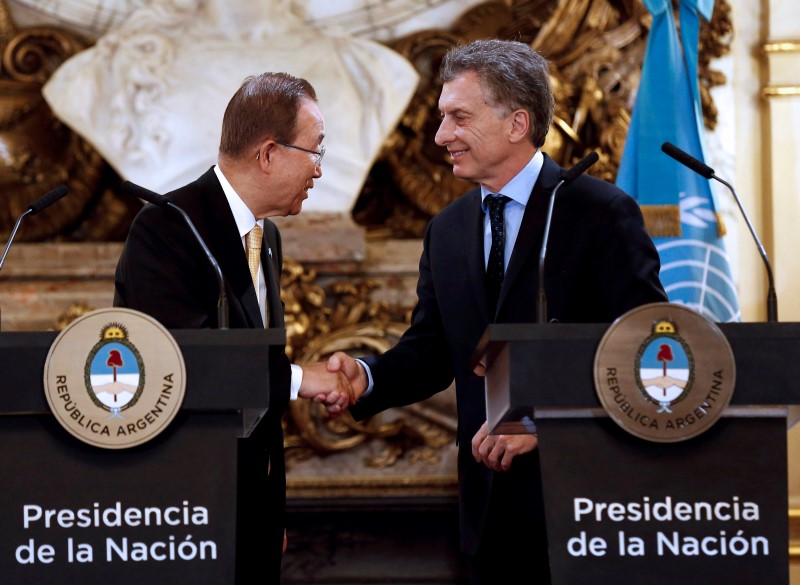 © Reuters. Argentine President Macri delivers a speech next to Secretary General of the UN Ban Ki-moon at the Casa Rosada government house in Buenos Aires