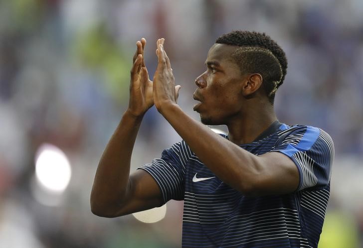© Reuters. El francés Pogba ficha por el Manchester United en transferencia récord