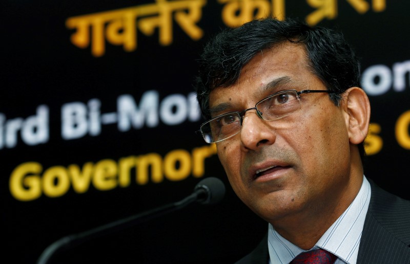 © Reuters. Rajan speaks during a news conference at the RBI headquarters in Mumbai