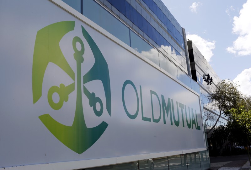 © Reuters. Workers clean windows outside the Cape Town headquarters of Anglo-South African financial services company Old Mutual