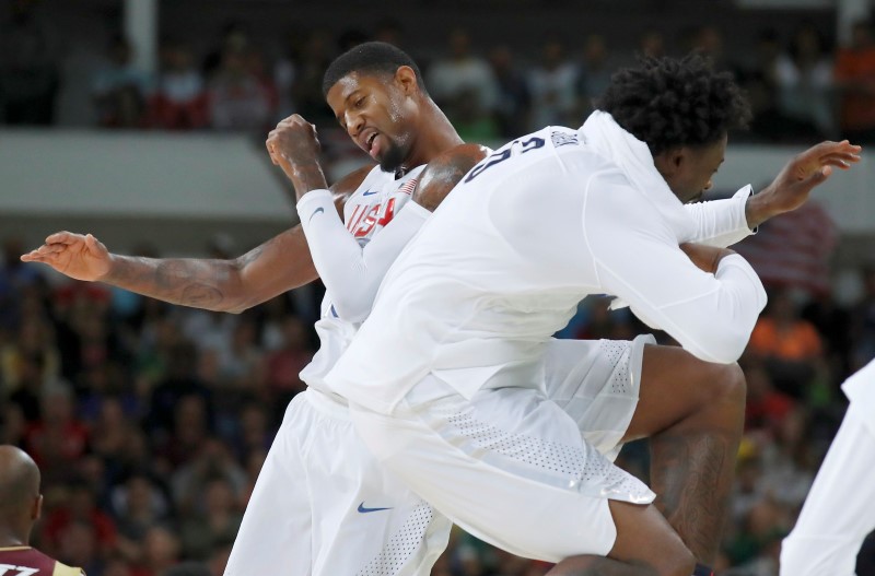 © Reuters. La selección de baloncesto de EEUU arrolla a Venezuela 113-69 en Río