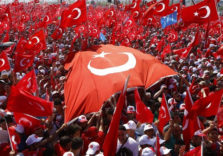 © Reuters. وزير تركي: احتجاز 16 ألف شخص رسميا في إطار التحقيق في محاولة الانقلاب
