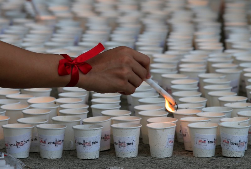 © Reuters. International AIDS Candlelight Memorial Day in Quezon city, metro Manila in the Philippines