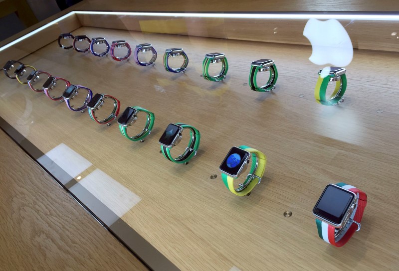 © Reuters. Apple watches with limited edition wristbands for sale in Rio de Janeiro