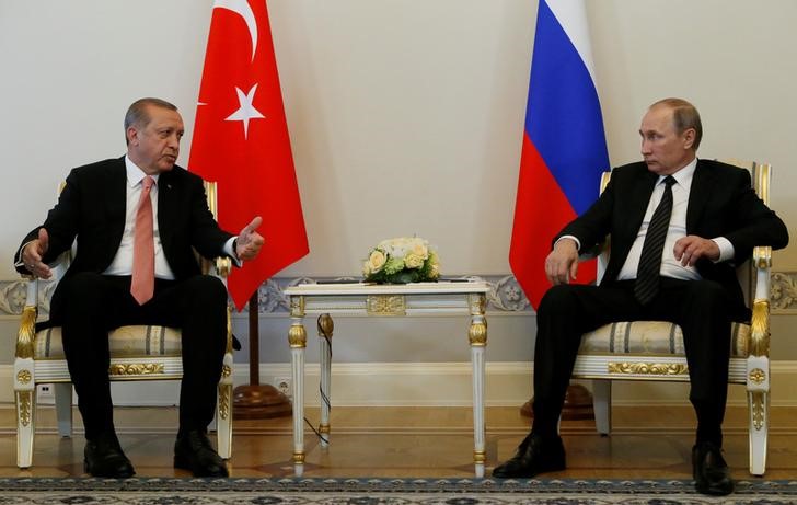 © Reuters. Turkish President Erdogan speaks to Russian President Putin during their meeting in St. Petersburg