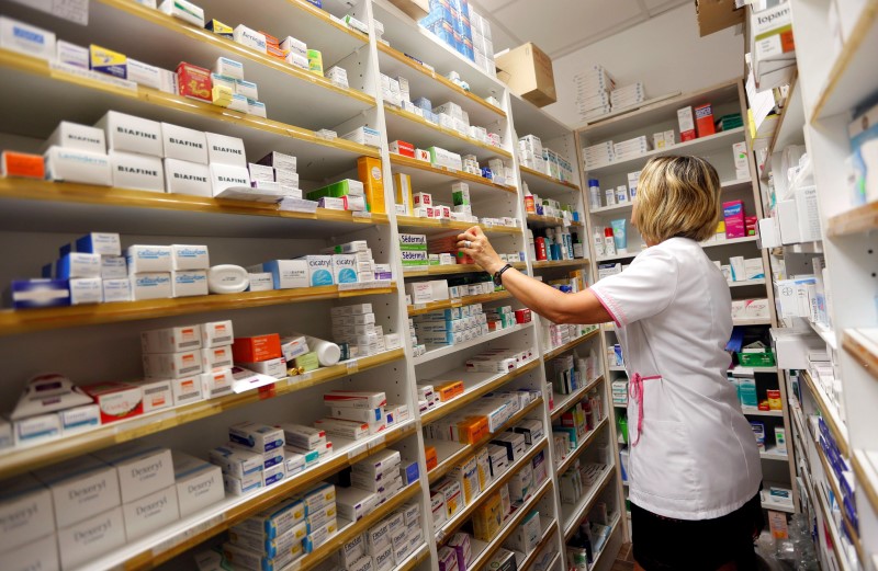 © Reuters. A pharmacist selects drugs inside her pharmacy in Bordeaux