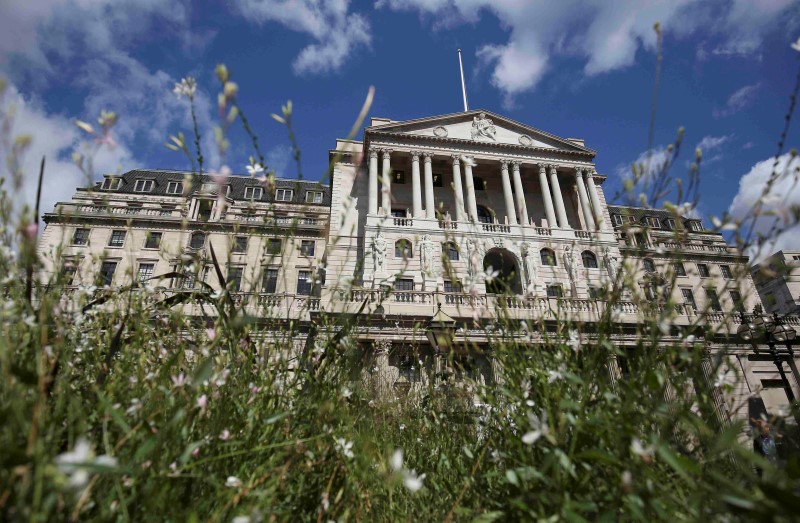 © Reuters. The Bank of England is seen in the City of London in London
