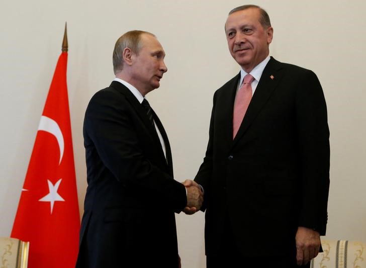 © Reuters. Il presidente russo Valdimir Putin e quello turco Tayyip Erdogan oggi a San Pietroburgo