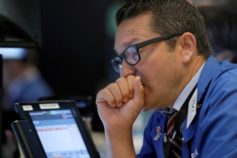 © Reuters. A trader works on the floor of the NYSE