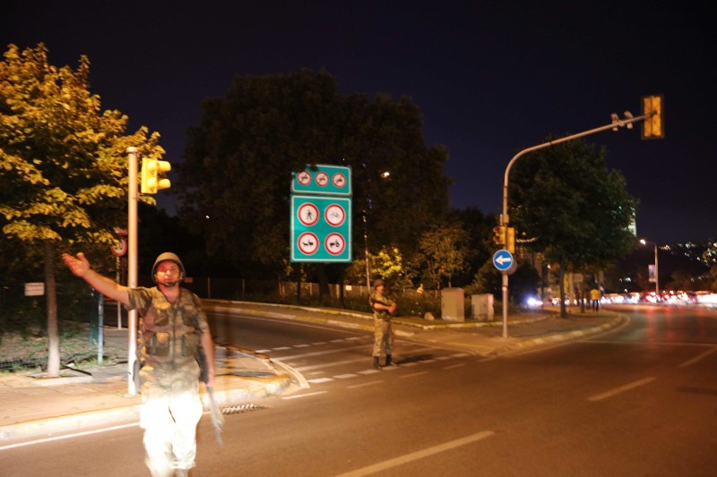 © Reuters. Militares turcos bloqueando passagem de carros em Istambul