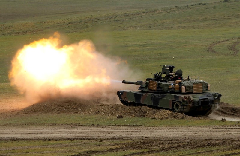 © Reuters. U.S. M1A2 "Abrams" tank fires during U.S. led joint military exercise "Noble Partner 2016" near Vaziani