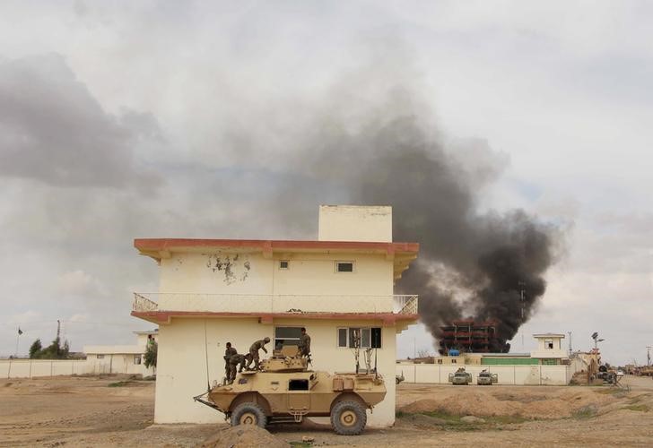 © Reuters. Smoke billows from a building after a Taliban attack in Gereshk district of Helmand province, Afghanistan