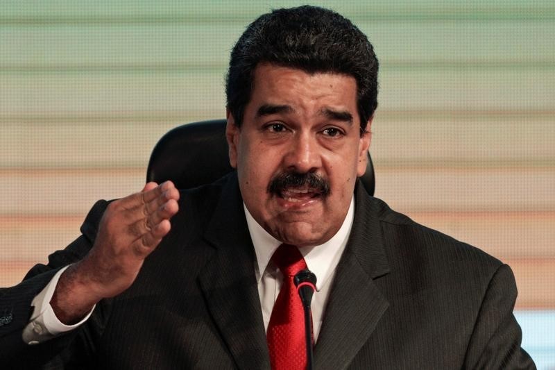 © Reuters. Venezuela's President Nicolas Maduro attends a meeting with representatives of international and national mining companies, at the headquarters of the Venezuelan Central Bank in Caracas